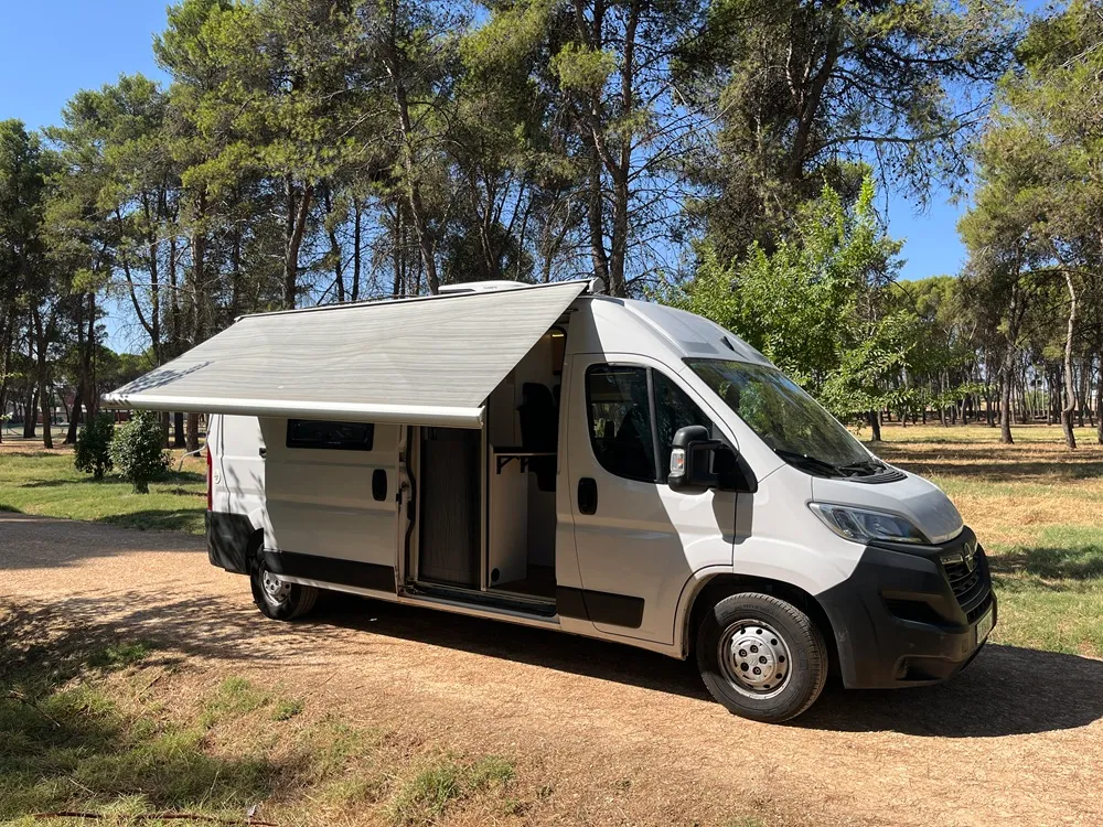 Camper Movano L3H2 con toldo Fiamma F80s desplegado dando sombra a todo el lateral