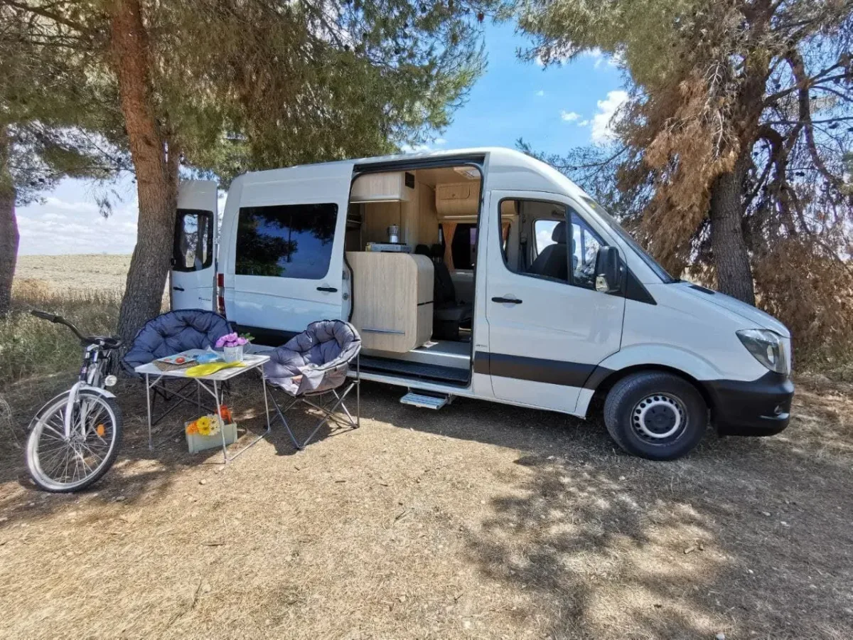 Mercedes Sprinter L2 — Sprinter L2 con Muebles Curvos para Empresa de Alquiler